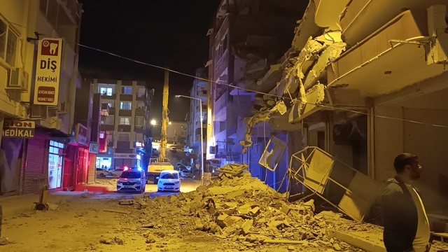 Hatay'da ağır hasarlı binanın yıkımı sırasında yanındaki prefabrik yapı zarar gördü