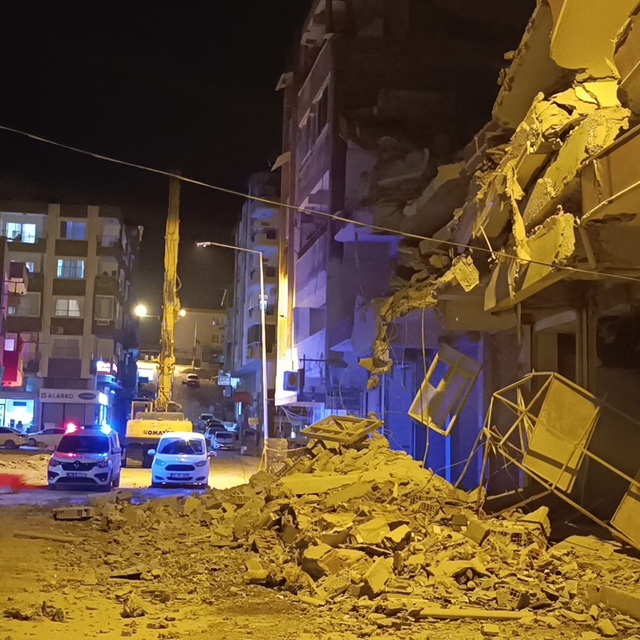 Hatay'da ağır hasarlı binanın yıkımı sırasında yanındaki prefabrik yapı zar...