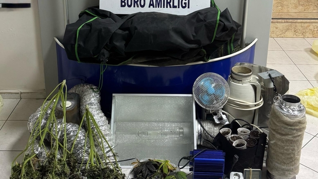 Binanın kapıcı dairesi uyuşturucu yetiştiren 2 şüpheli yakalandı