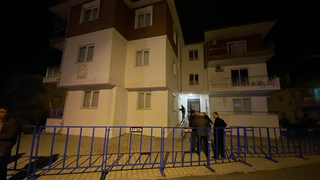 Antalya'da duvarları çatlayan bina tahliye edildi