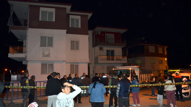 Duvarlarında çatlaklar oluşan 2 katlı bina tahliye edilip, mühürlendi