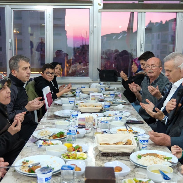 Karaman Valisi Çiçekli, şehit polis aileleriyle iftar yaptı