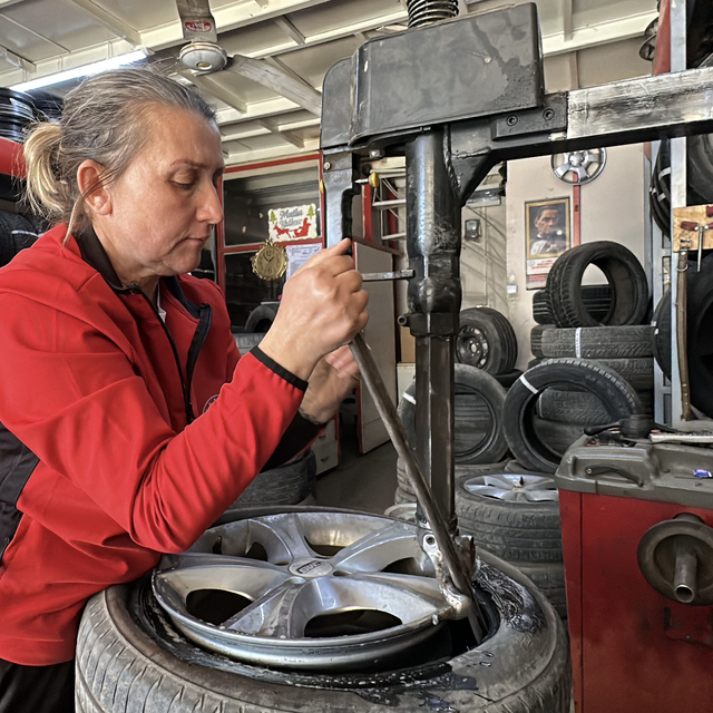 Kanseri yenen Remziye, lastik tamirciliği yapıyor