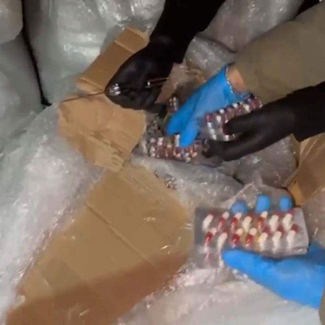 İzmir'de 275 bin 800 sentetik ecza hap ele geçirildi