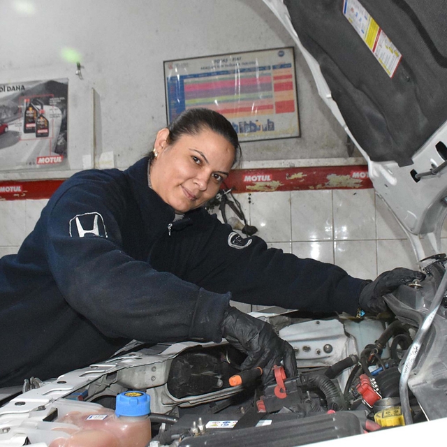 Sanayinin kadın tamircileri, eşlerinden öğrendikleri meslekte usta oldu