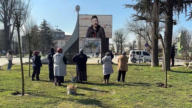 Eşleri 8 Mart mesajı gönderdi; LED ekranda görünce duygulandılar