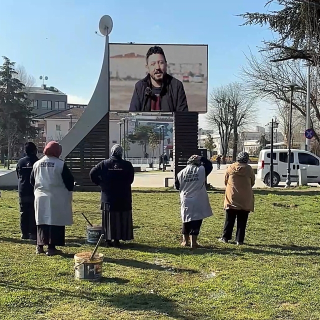 Eşleri 8 Mart mesajı gönderdi; LED ekranda görünce duygulandılar