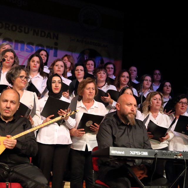 Çorum'da ev hanımlarının kurduğu "Sahnenin Sultanları Korosu" konser verdi