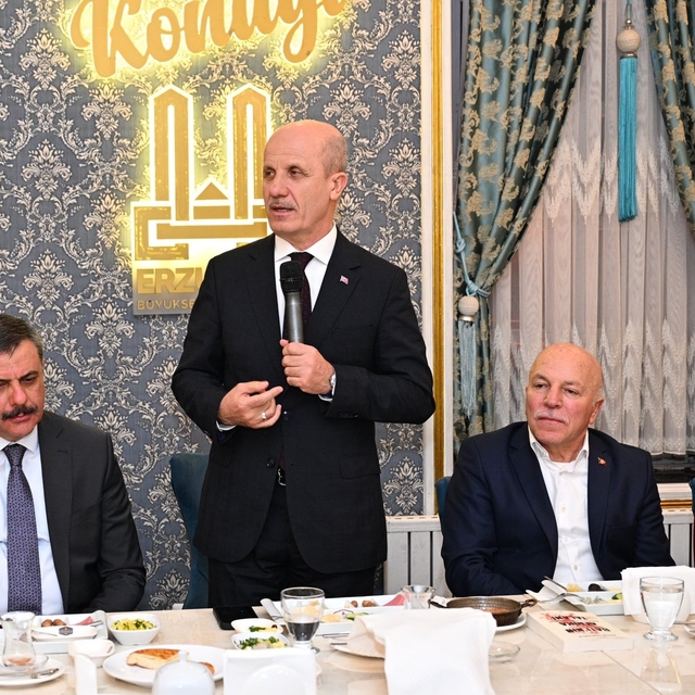 YÖK Başkanı Erol Özvar, Erzurum'da gençlerle sahur yaptı