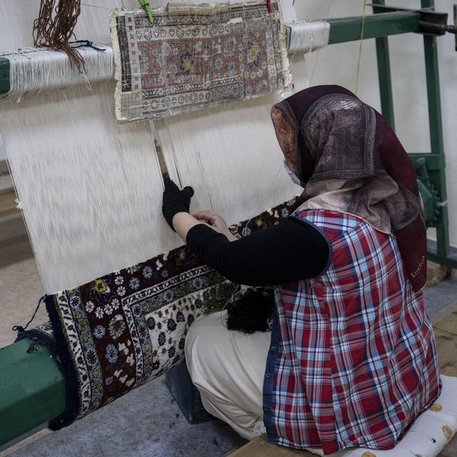 Geleneksel halılar üreten ev kadınları dokuma tezgahında özgürleşiyor