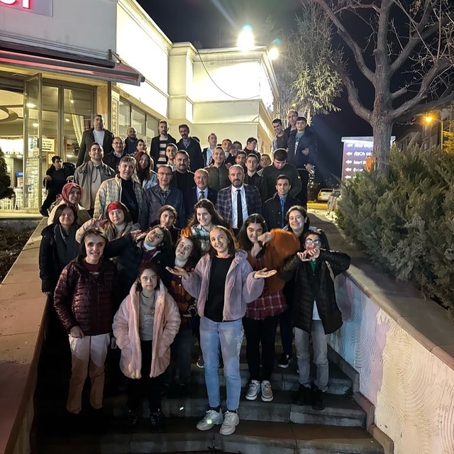 Pursaklar Belediye Başkanı Çetin, özel gereksinimli bireylerle iftarda bir...