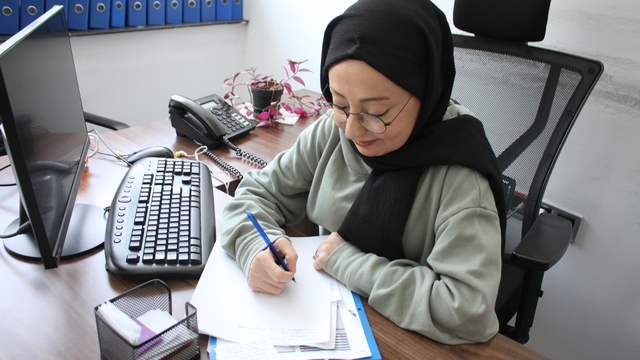 Engelini aşıp iki üniversite bitiren anne, çalışma azmiyle örnek oldu