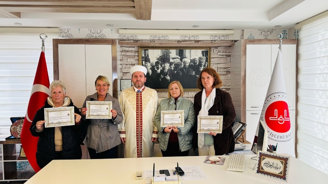 Antalya'da komşularından etkilenen 4 yabancı kadın Müslüman oldu