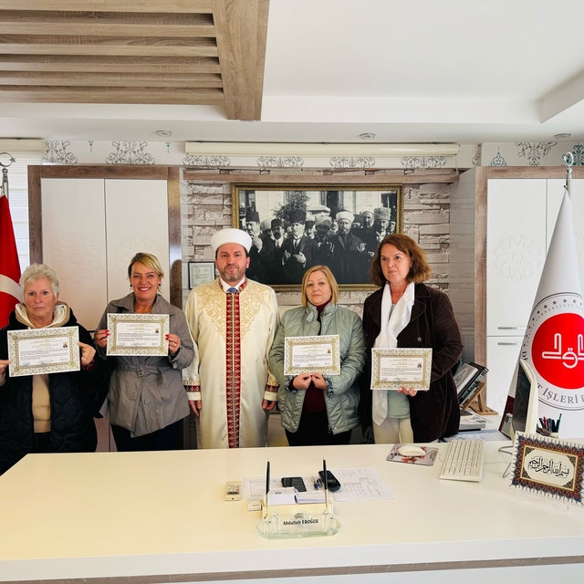 Antalya'da komşularından etkilenen 4 yabancı kadın Müslüman oldu