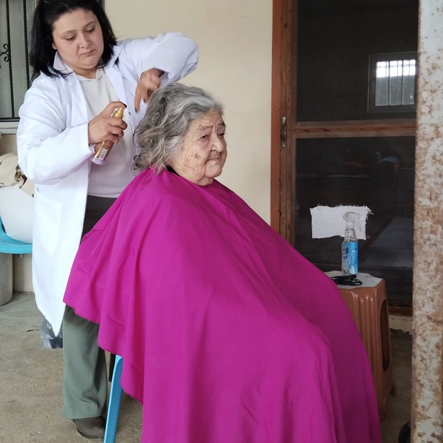 Ula'da 8 Mart Dünya Kadın Günü nedeniyle yaşlılara evlerinde kuaför hizmeti...