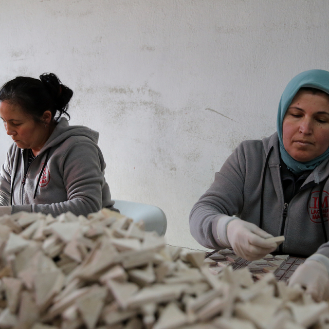 Kadınlar ekmeklerini mermerden çıkartıyor
