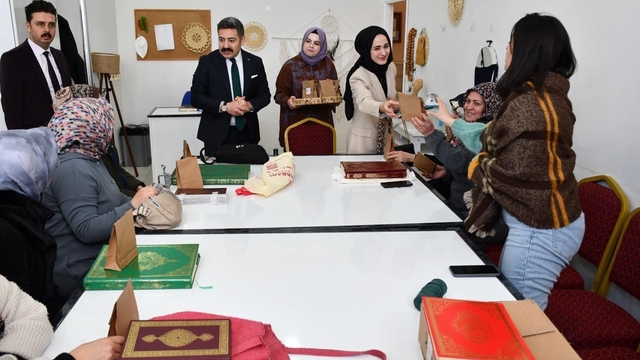 Adilcevaz Kaymakamı Özçelik, ADEM'daki kadınların gününü kutladı