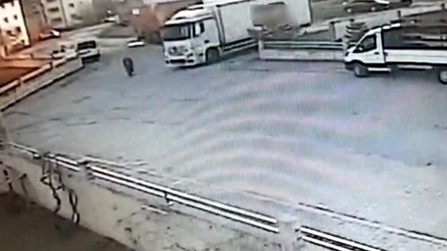 Kamyonun çarptığı kadın öldü, şoför gözaltında