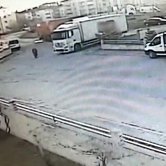 Kamyonun çarptığı kadın öldü, şoför gözaltında