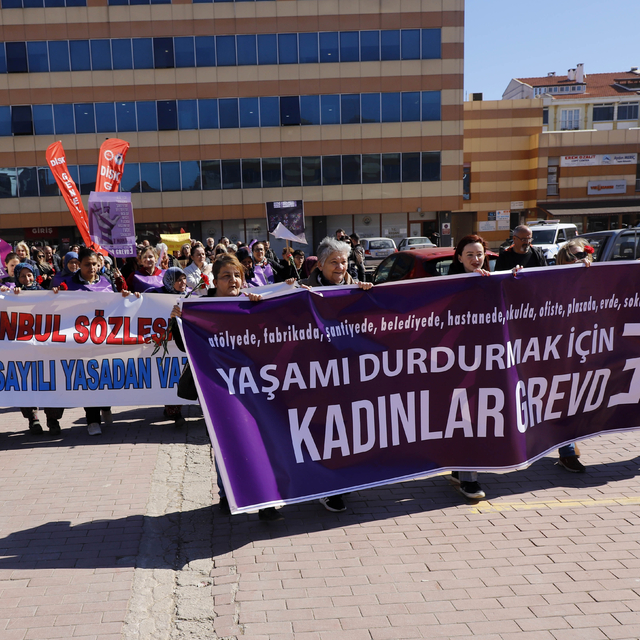 Edirne'de DİSK'e bağlı çalışan kadınlar, 1 günlük iş bırakıp yürüyüş yaptı