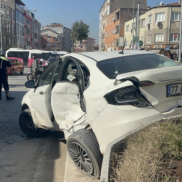 Beton mikseri ile çarpışan otomobil, direk ile refüje çarptı; sürücü yaralı