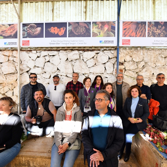 Fethiye'de pazar yeri duvarında "Üreten Eller" fotoğraf sergisi açıldı