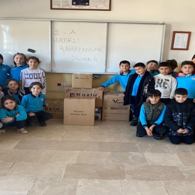 Ulaş'ta öğrenciler ihtiyaç sahibi ailelere gıda yardımında bulundu