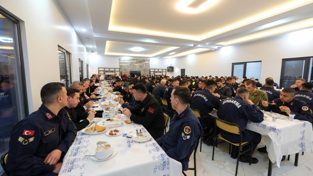 Karaman Valisi Çiçekli, jandarma personeliyle iftar yaptı