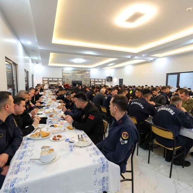 Karaman Valisi Çiçekli, jandarma personeliyle iftar yaptı