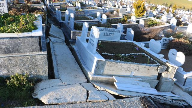 Samsun'da heyelanda mezarlar hasar gördü