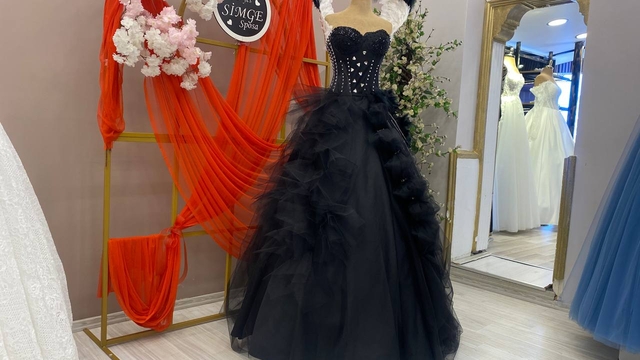 Kadına yönelik şiddete dikkati çekmek için siyah gelinlik tasarladı