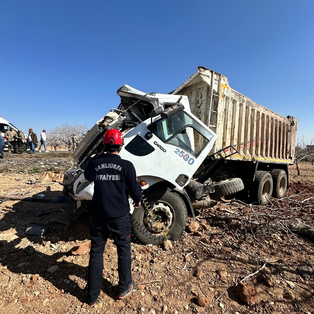 Şanlıurfa'da devrilen kamyondaki 2 kişi yaralandı
