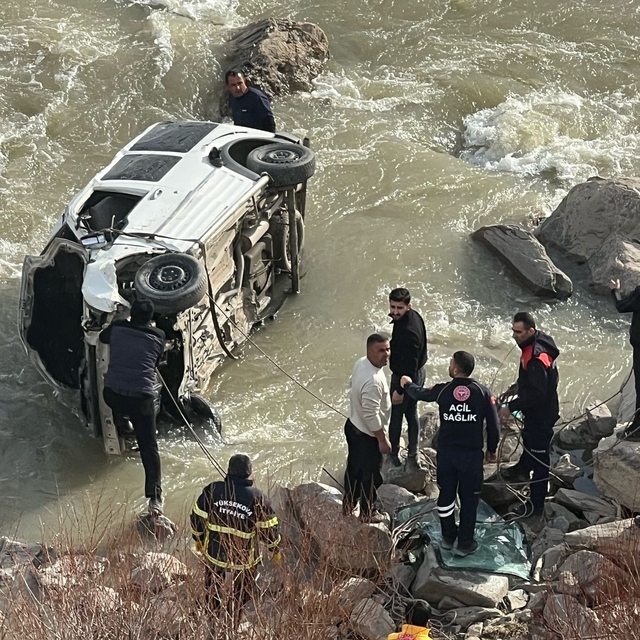 Zap Suyu'na düşen hafif ticari aracın sürücüsü öldü, oğlu yaralı