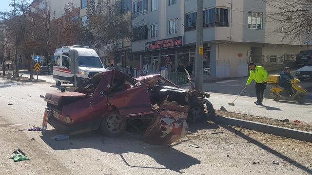 Kahramanmaraş'ta ağaca çarpan otomobildeki 1 kişi öldü, 1 kişi yaralandı