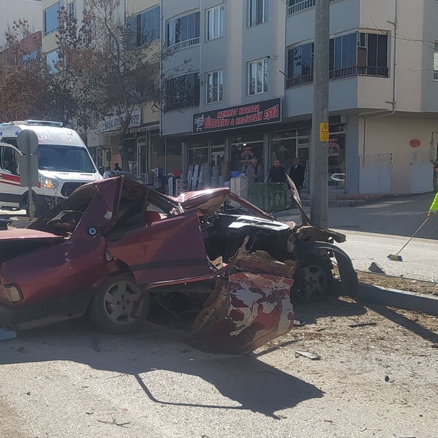 Kahramanmaraş'ta ağaca çarpan otomobildeki 1 kişi öldü, 1 kişi yaralandı