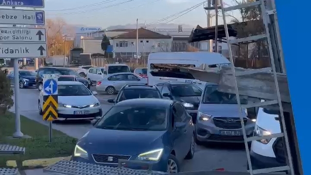 Ters yönden giren araçlar trafiği kilitledi, hastaya giden ambulans dakikalarca bekledi