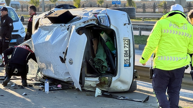Trabzon'da refüje çarparak devrilen otomobildeki 2 kişi yaralandı