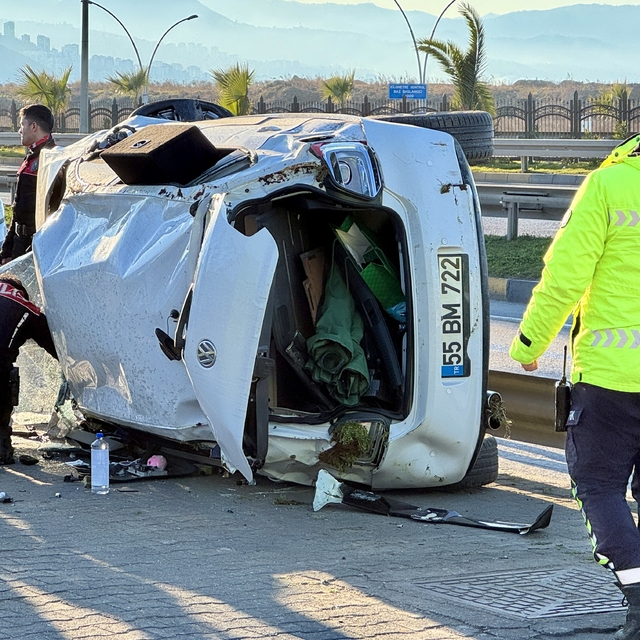 Trabzon'da refüje çarparak devrilen otomobildeki 2 kişi yaralandı