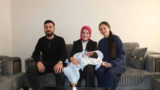 Bakan Göktaş'tan, Aile ve Gençlik Fonu ile yuva kurup bebek sahibi olan çifte ziyaret