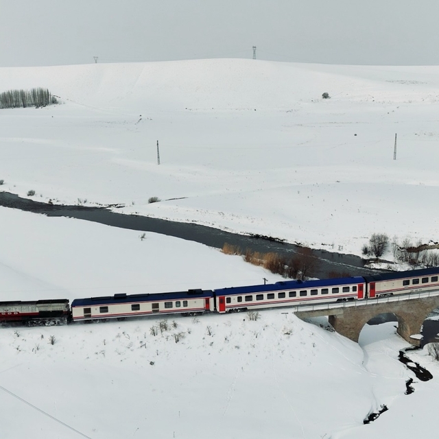 Karlı ovalardan geçen Doğu Ekspresi yolcularına masalsı yolculuk sunuyor