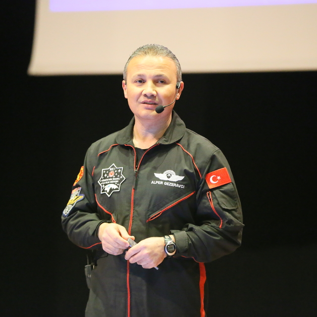 Türkiye'nin ilk astronotu Gezeravcı, Gaziantep'te öğrencilerle bir araya ge...