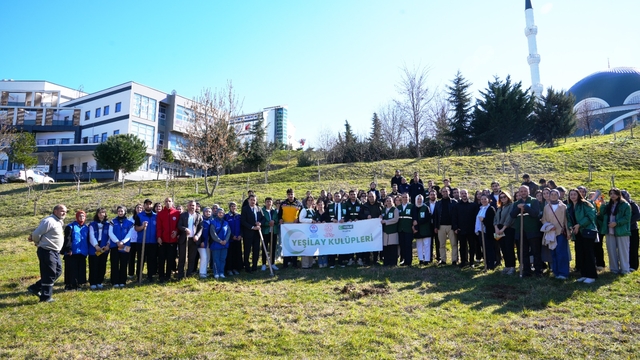 Trabzon'da gönüllüler fidan dikti