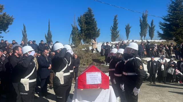 Görev başında kalp krizinden ölen polisin cenazesi Trabzon'da defnedildi
