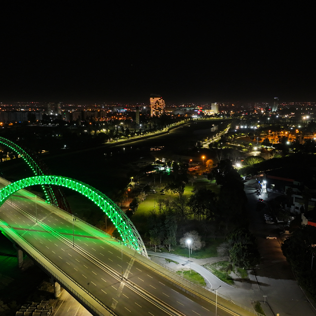 Adana'daki Yavuzlar Köprüsü "Yeşilay Haftası" için ışıklandırıldı