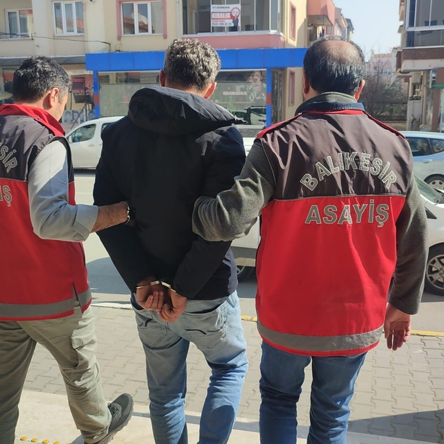 Balıkesir'de parkta tanımadığı bir kişiyi bıçakla öldüren şüpheli İstanbul'...