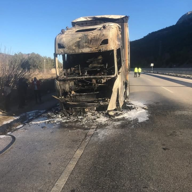 Çorum'da pirinç yüklü TIR yandı