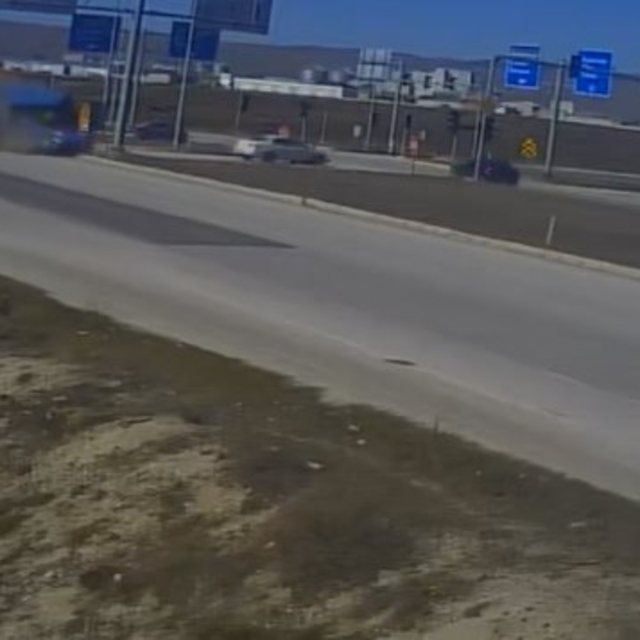 Çorum'da 2 hafif ticari araç çarpıştı; 3 kişinin yaralandığı kaza kamerada