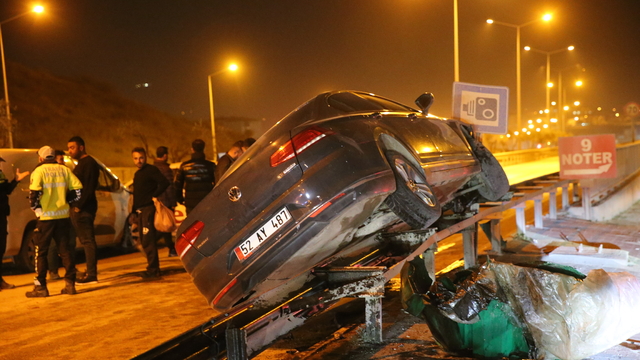 Hatay'da üç aracın karıştığı trafik kazasında 2 kişi yaralandı