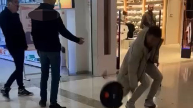 Sık sık arızalanan robot süpürgeyi, satın aldığı mağazanın önünde parçaladı