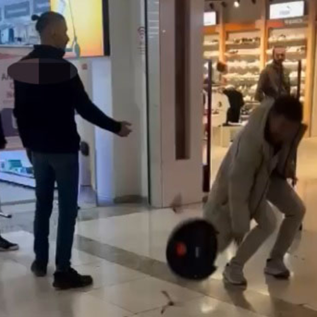 Sık sık arızalanan robot süpürgeyi, satın aldığı mağazanın önünde parçaladı